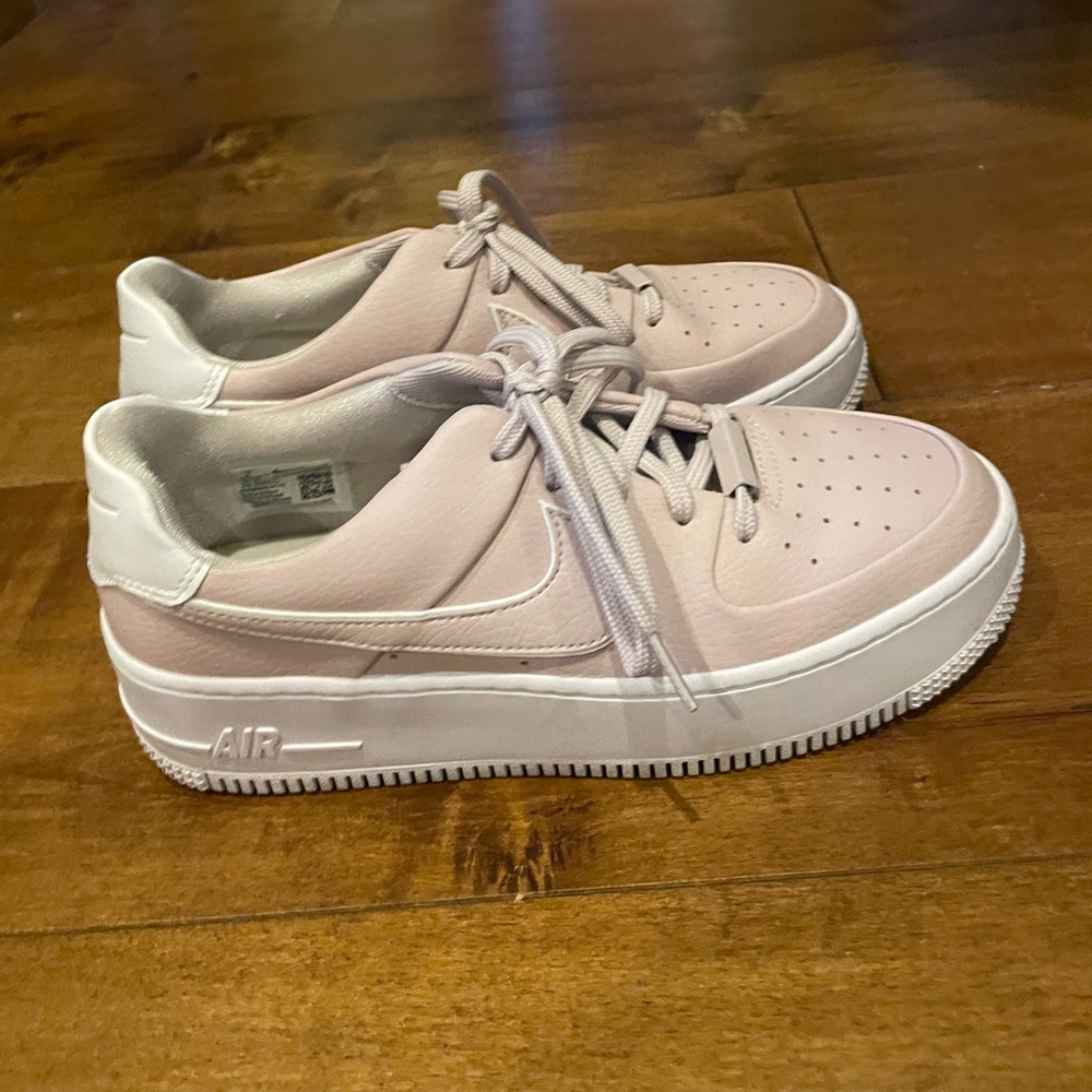 Nike Women’s Air Force 1 Sage Low Platform shoe. Like New!